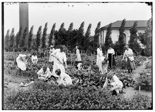Girls Home.
Unit at work in Children's Garden, 1920.