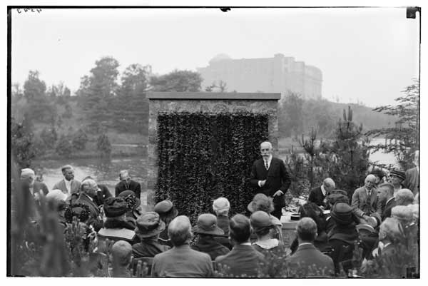 White Memorial, Alfred T.
Mr. R. Fulton Cutting, making presentation speech at unveiling.