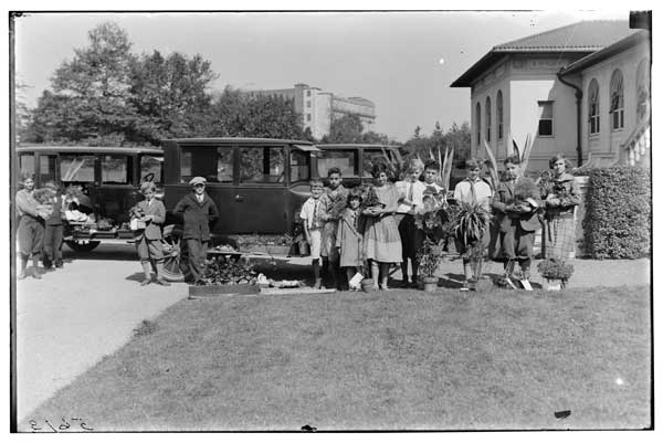 Exhibit.
Children's Garden, 1925.
Individual displays.  Arr. P.S. 104, 182 & 187.