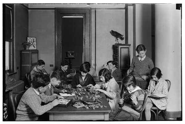 Ethical Culture School.
Group at BBG, lesson on fruits, 1928.