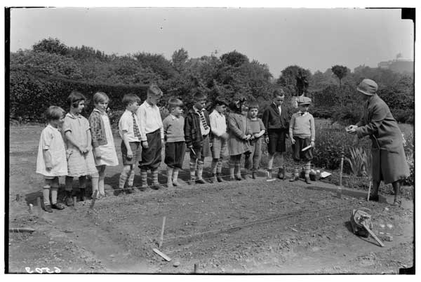 Children's Garden.
Beginners first lesson, 1928.