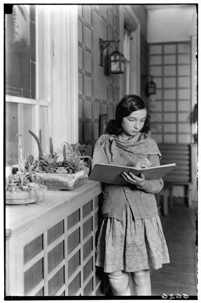 Note-book.  Garden.
Miriam Feldman, 1st prize, 1928