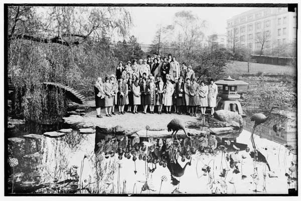 Kings County Hospital.
Class of student nurses from Kings Co. Hospital, Brooklyn, in Japanese Garden, BBG.