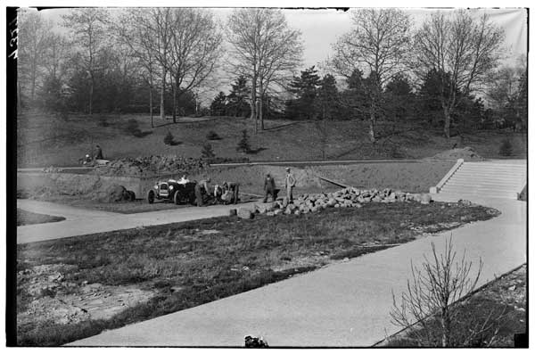Grading operations.
Boulders- uncovered during grading.
(Boulders uncovered during grading, 1931 Laboratory Plaza)