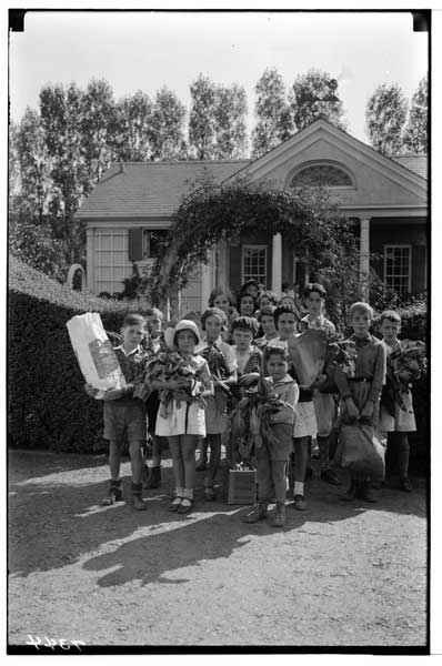 Children carrying vegetables (Crop of) going home.
At the end of the morning.