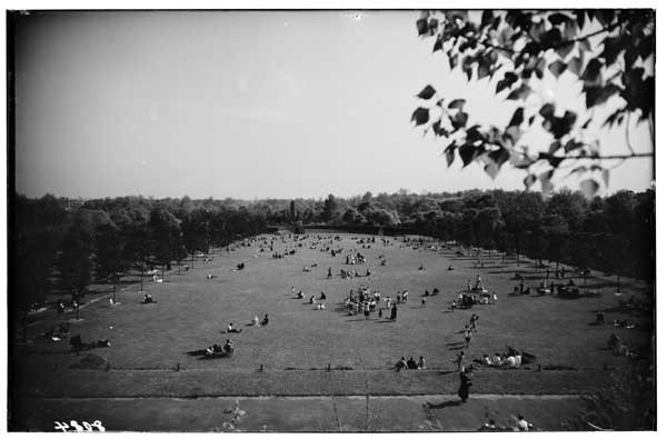 Esplanade, BBG.  Showing its use by the public as of 1932.