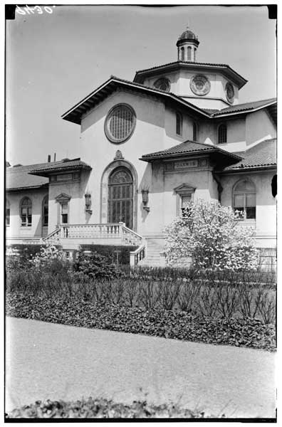 Laboratory Building, BBG.
Central pavilion with magnolias in flower.